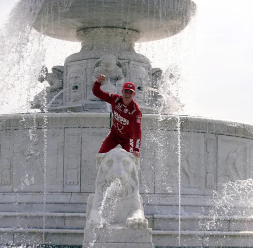 JGallagher_Det's tweet photo. If a Detroiter did this at Scott Fountain they'd be arrested, but I guess it's okay for a race car driver with corporate sponsors, huh? https://t.co/nkHAdvHo64