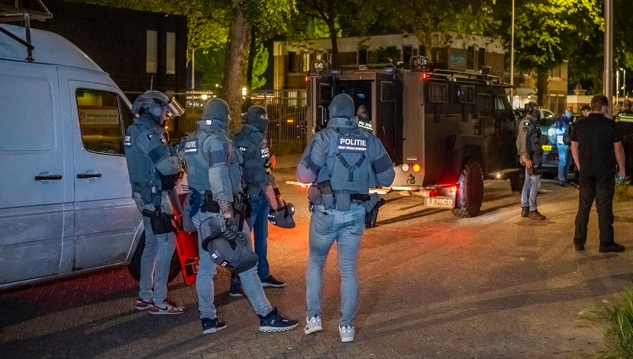 Update: Arrestatieteam valt pand in Tilburg binnen en treft vuurwapen aan..