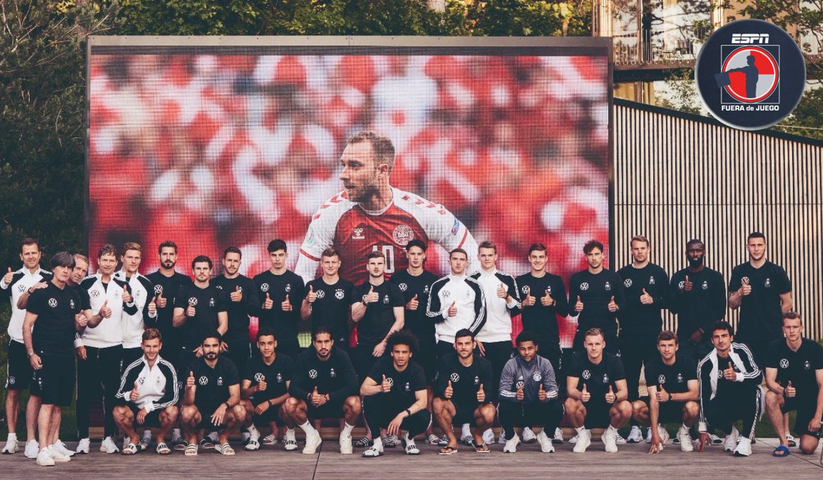 ESPN_FDJ's tweet photo. La selección de Alemania se toma tremenda foto con Christian Eriksen de fondo 👏👏👏 https://t.co/cJnvpACZSF