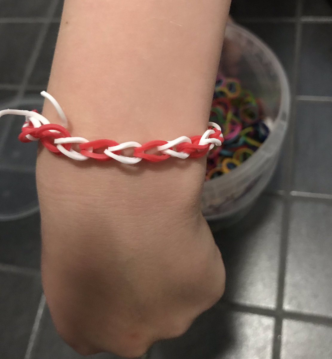 Meidän ekaluokkalainen jalkapalloilija kysyi järkyttävien tapahtumien jälkeen ensin sata kysymystä, halaili hetken, lähti sitten askartelemaan ja palasi tällaisen kanssa. ❤️🇩🇰

#emfutis #euro2020