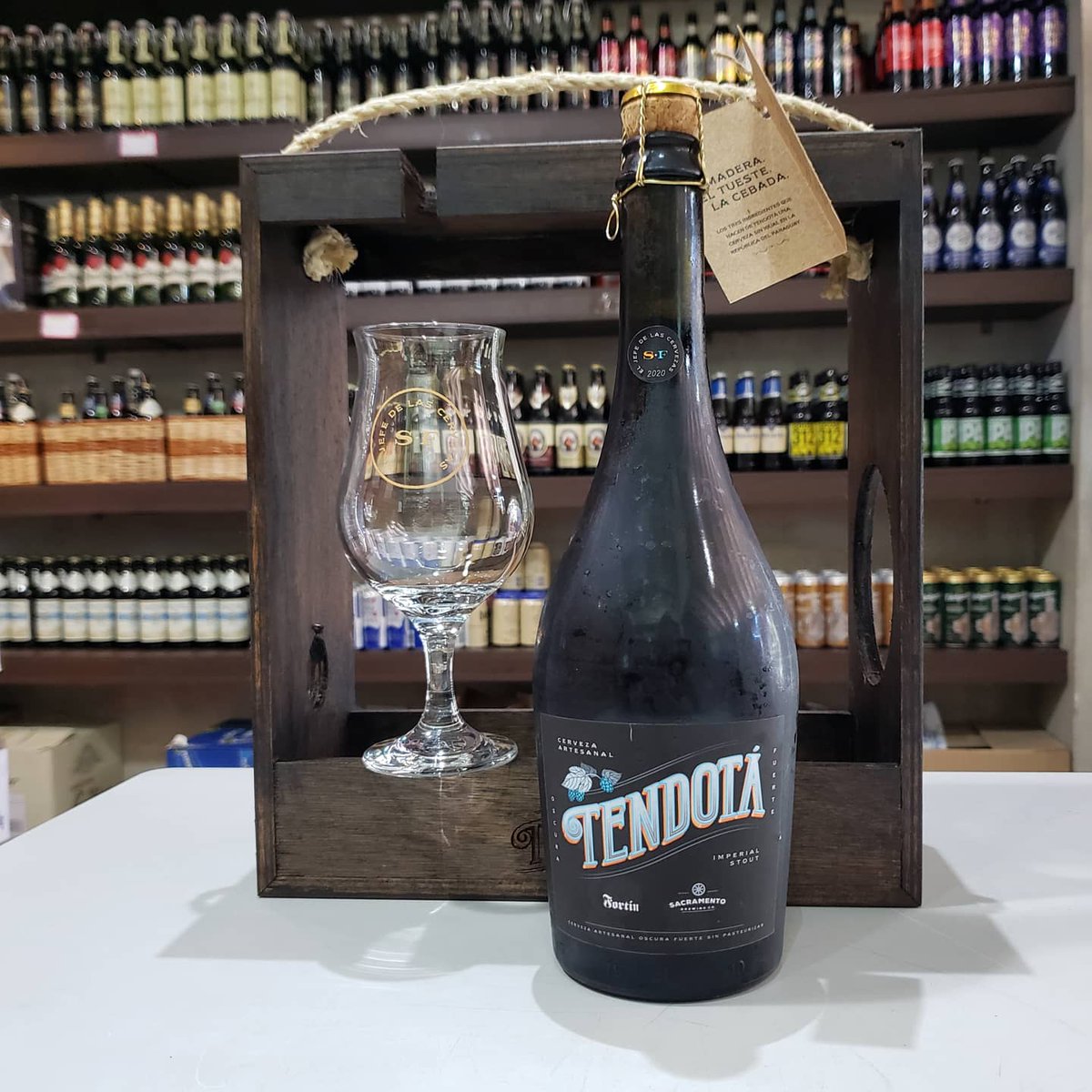 euroshopp's tweet photo. EL TENDOTA ya acaba de llegar a #EuroShopBeerStore 🍺🇵🇾🍻
Una Imperial Stout con mucho sabor, mucho lúpulo y mucho alcohol (9,0%) producida por @sacramentobrewc y estacionada 8 meses en barricas de roble americano provenientes de la fabrica de @fortinparaguay https://t.co/8g3MDcmLGz