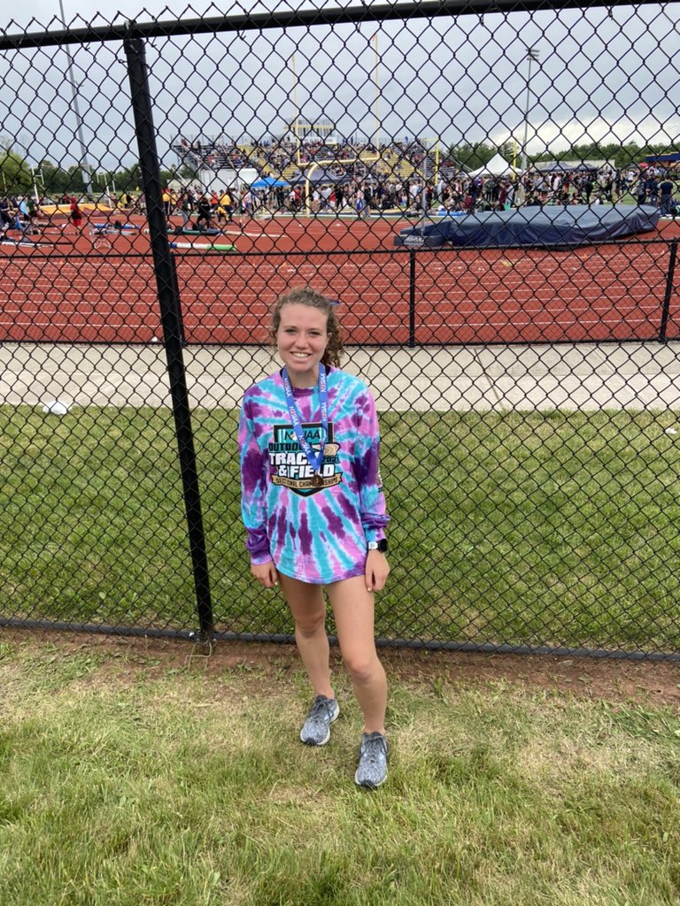Sophie finished 5th in the 3200 &amp; is moving on to Meet of Champs! Congrats!! 💙🏃🏻‍♀️💛