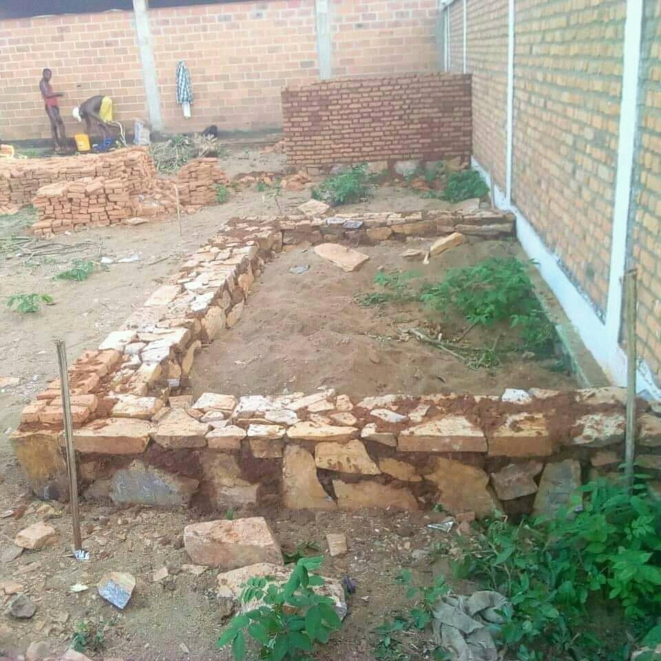 CRumonge's tweet photo. Les travaux de construction et d'aménagement des poulaillers modernes pour le projet du CAR se poursuivent et avancent bien.Bientôt ,c'est la mise en oeuvre du projet proprement dit.
@ANACOOP_BURUNDI @RumongeProvince
#CAR 
#Rumonge 
#Burundi https://t.co/UKogBzm5I1