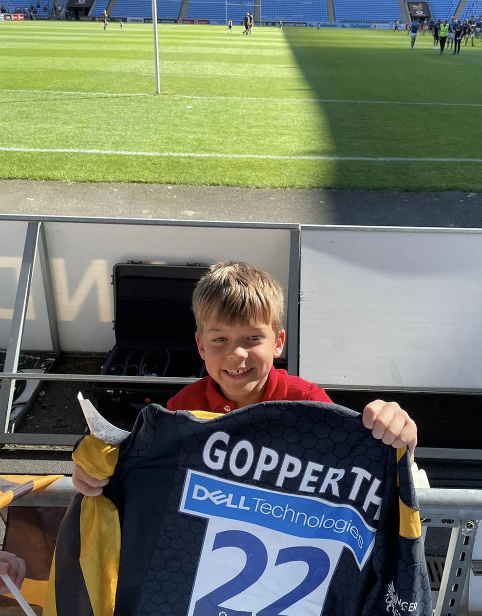 mturner528's tweet photo. result eclipsed by the sheer enjoyment of going to the @CoventryBS arena to watch @WaspsRugby play after so long. All topped off by the true gentleman and legend who is @jimmygopps gifting his shirt to Frankie. Thank You so much Jimmy!!! https://t.co/Q21NPyyHTZ