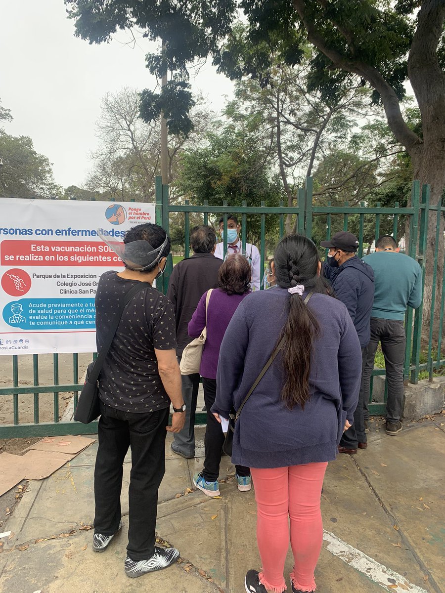 hurgamemoriaPE's tweet photo. ¡@KeikoFujimori lo logró!

Cerraron el vacunatorio del Campo de Marte ante la llegada de sus seguidores. Han enviado a ancianos en sillas de ruedas a sus casas.

El odio y la sed de venganza del fujimorismo al Peru no tiene límites. https://t.co/AdAHb23aQZ