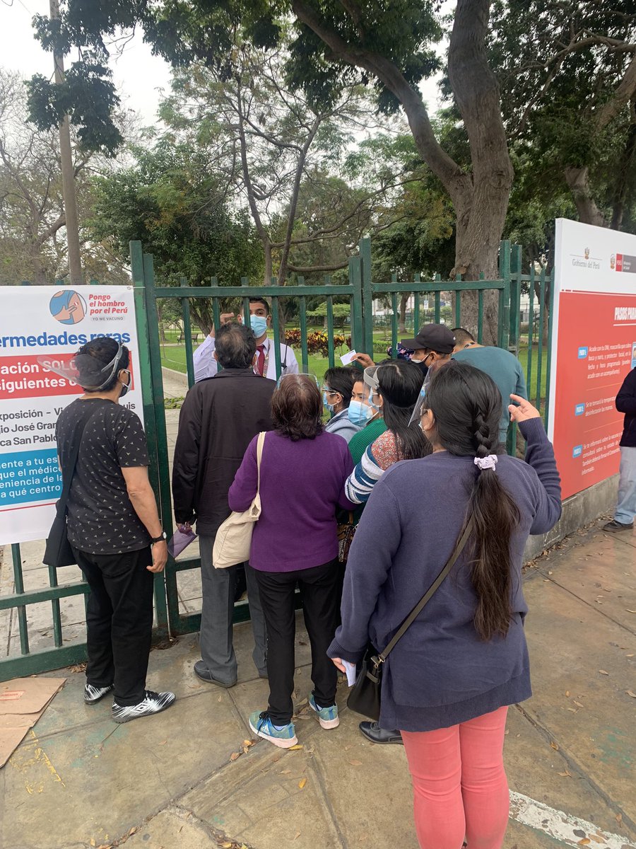 hurgamemoriaPE's tweet photo. ¡@KeikoFujimori lo logró!

Cerraron el vacunatorio del Campo de Marte ante la llegada de sus seguidores. Han enviado a ancianos en sillas de ruedas a sus casas.

El odio y la sed de venganza del fujimorismo al Peru no tiene límites. https://t.co/AdAHb23aQZ
