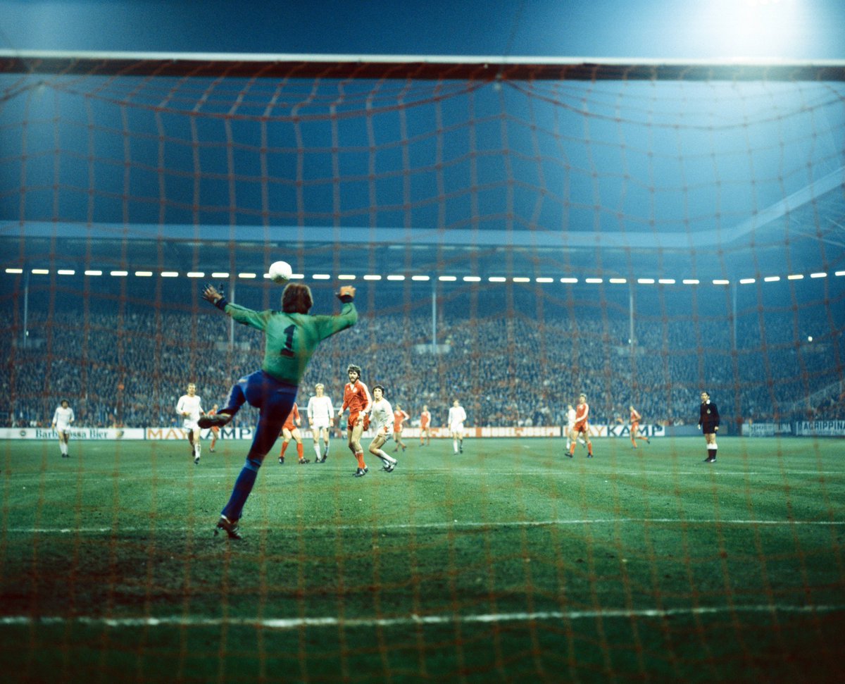 FIFAcom's tweet photo. 🧤 Rinat Dasayev was celebrated for his exceptional reflexes, one-handed saves and instant, attack-unleashing throw-outs 🤩

🎉 Today it's time for him to celebrate turning 64. Happy birthday to 'The Cat' 🐈

@TeamRussia | @fcsm_official https://t.co/ySFe5a4Cjf