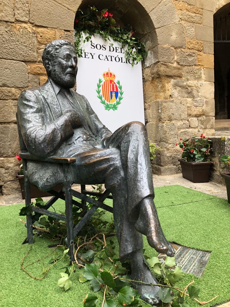 GobAragon's tweet photo. 🎥 En la conmemoración del centenario del nacimiento de #Berlanga, el Gobierno de Aragón colabora en los actos que celebra #SosdelReyCatolico. El director de Cultura, @victorlucea, ha visitado el monumento  que recuerda el rodaje de #LaVaquilla en la localidad

#AragóndeCine https://t.co/nIeIW29kdx