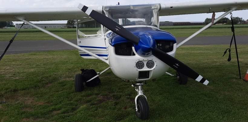 So cool to fly this old Cessna 150, made back in the 60's and has ash trays 🤣