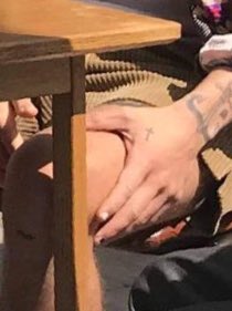 harryftthighs's tweet photo. touching the art https://t.co/5dEYJx2Bri
