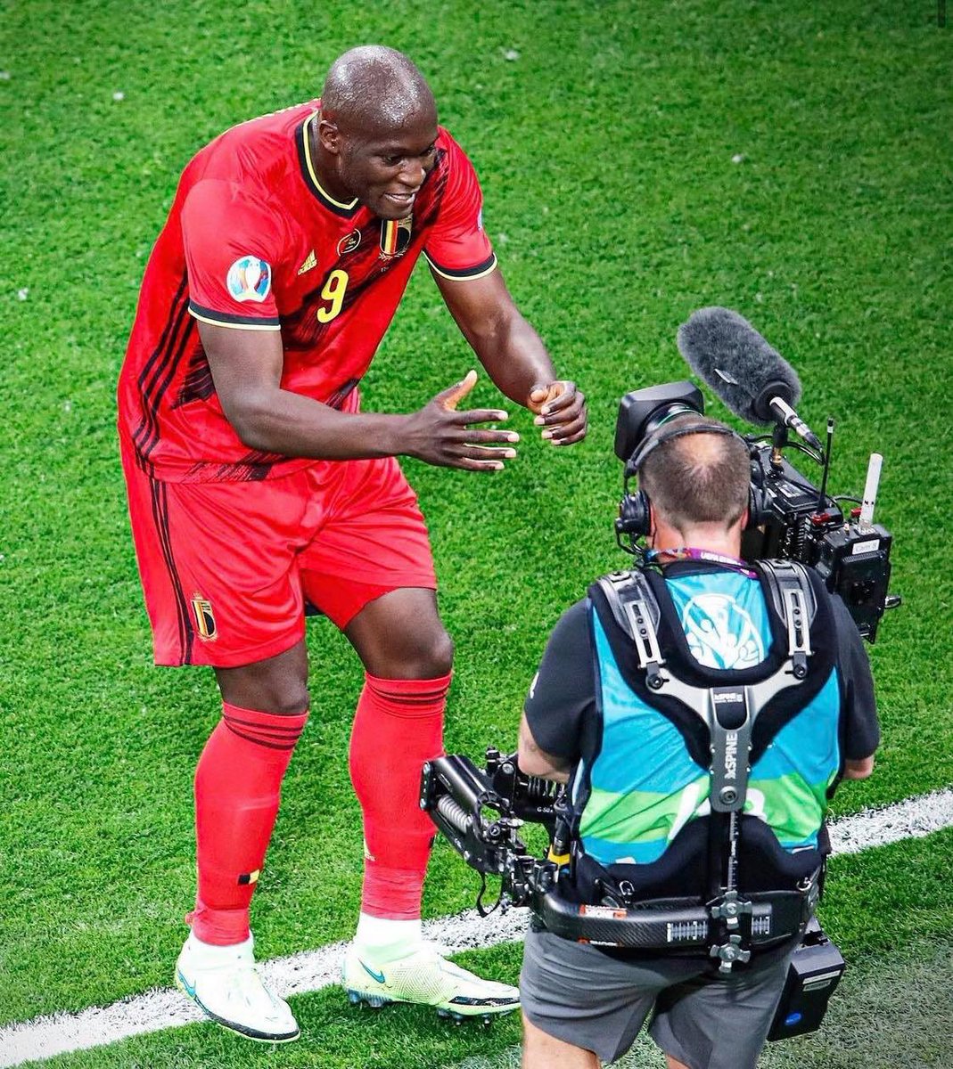 SOSFanta's tweet photo. “Chriiiis... stay strong: I LOVE YOU” ❤️✊🏽

L’esultanza di #Lukaku al suo gol: è tutta per #Eriksen 🎩🇧🇪 https://t.co/sgUkCXrKN4