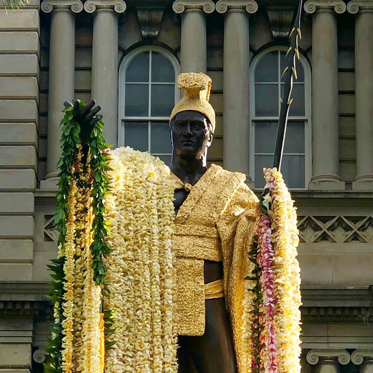 808things's tweet photo. Watch yesterday’s #KingKamehamehaCelebration at https://t.co/X204tRRRsq 昨日のKing Kamehameha Celebrationの後の写真です。ライブの録画ビデオはYouTubeで見れます。#Aloha #Hawaii #KingKamehameha #Hawaiian #HawaiiHistory #ハワイ
#カメハメハ大王 #アロハ #ハワイアン https://t.co/zmVnqVv2lc