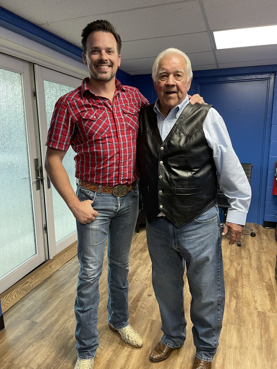 JustinTMusic's tweet photo. It was great to meet and spend the day with songwriting great Bob Parrish. He wrote Iβve Aged Twenty Years in Five for George Jones. #georgejones #countrymusic #songwriter #bobbyparrish https://t.co/PhJnHrJoh6