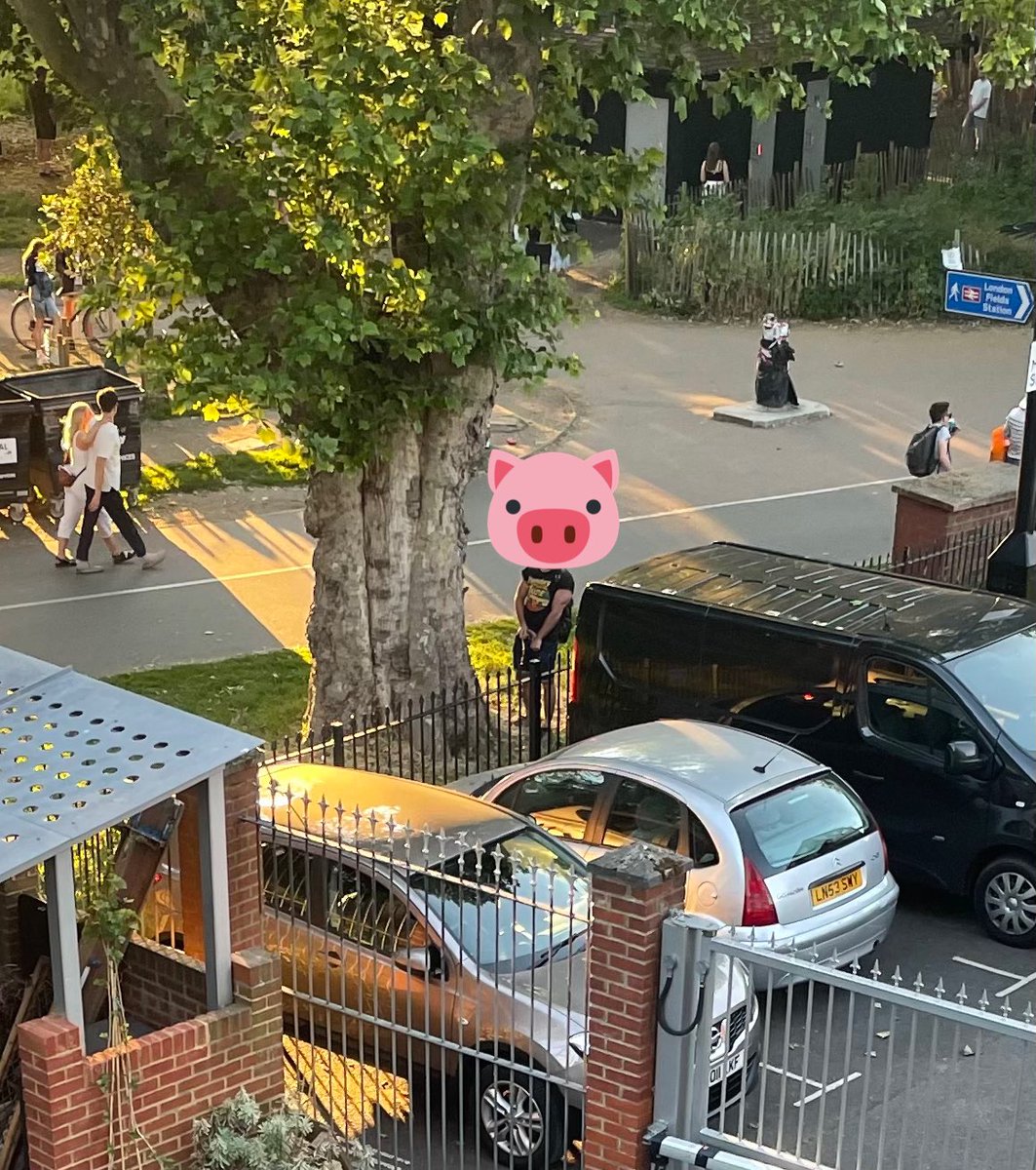 KidsDiverse's tweet photo. A few metres from the public toilet in #londonfields this is the view from my children’s bedroom window. We could see EVERYTHING. @hackneycouncil more needs to be done to protect our children &amp; community @MPSLondonfields @MPSHackney @mayorofhackney @PHE_uk #antisocialbehaviour https://t.co/qXLIhIC0ke