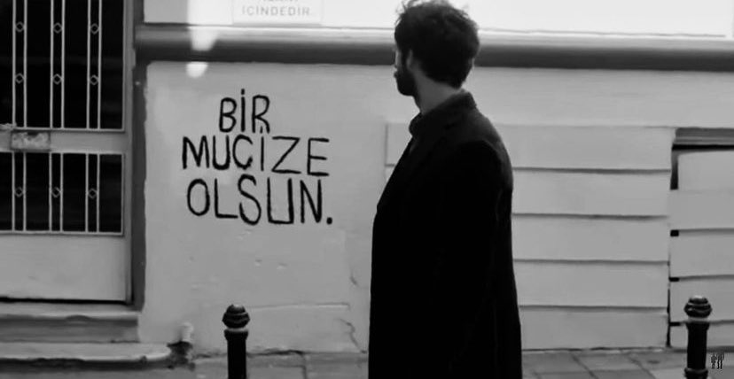 “Bir mucize olsun albayım.”