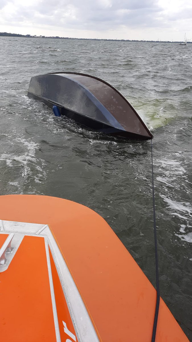 Aan het eind van de middag werden we opgeroepen voor een waterongeval. Bij aankomst kwam een tweede melding binnen van een omgeslagen valk. De twee opvarenden met onderkoelingsverschijnselen naar de haven van Zeewolde gebracht en daar overgedragen aan het ambulancepersoneel #knrm