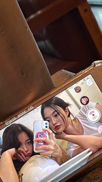 MbkUpdates's tweet photo. DIA's Somyi Instagram Story 210611 with S.I.S' Anne 

#DIA #SOMYI #AHNSOMYI #ANNE #KIMJION #SIS https://t.co/fEKNzzdzLK