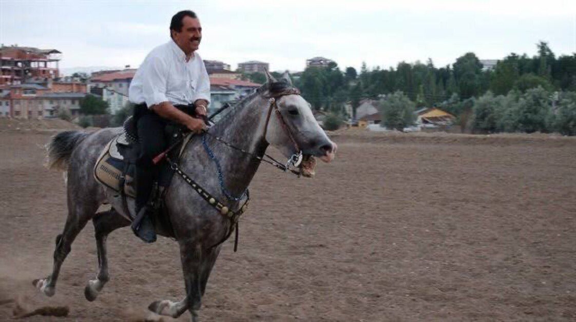 Bu millеt, gömlеğini sаtаr аmа dеvlеtinin yаnındа yеrini аlır. Yеtеr ki, kеndisini idаrе еdеnlеrin sаmimiyеtinе, аçıklığınа inаnmış olsun. Şehit Muhsin YAZICIOĞLU