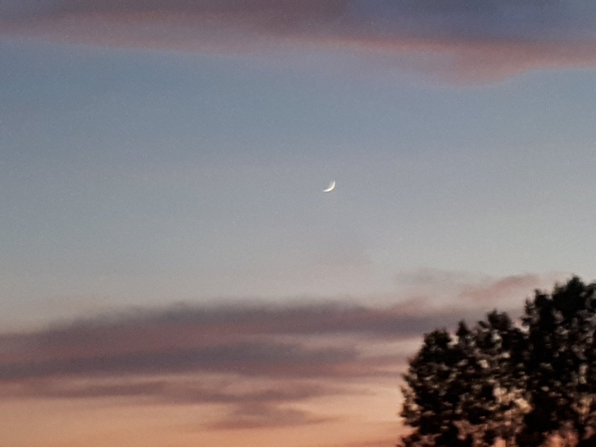 And while here in Italy the sunset meets a portion of moon, in the USA it's full day and in Asia the sun is rising. Wonderful Nature. ❤ <a href="/LaurenJauregui/">Lauren Jauregui</a>