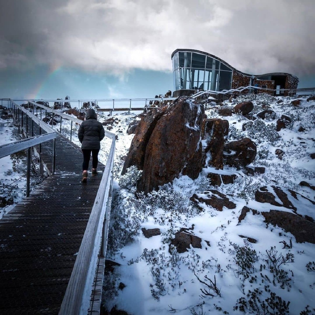 Australia's tweet photo. Welcome to the winter wonderland of kunanyi ❄️ 

The summit of #MtWellington, captured here beautifully by IG/jniza.images, offers spectacular views of @HobartandBeyond. 

#seeaustralia #discovertasmania #hobartandbeyond #TassieOffSeason #holidayherethisyear https://t.co/FA8BASvrYT