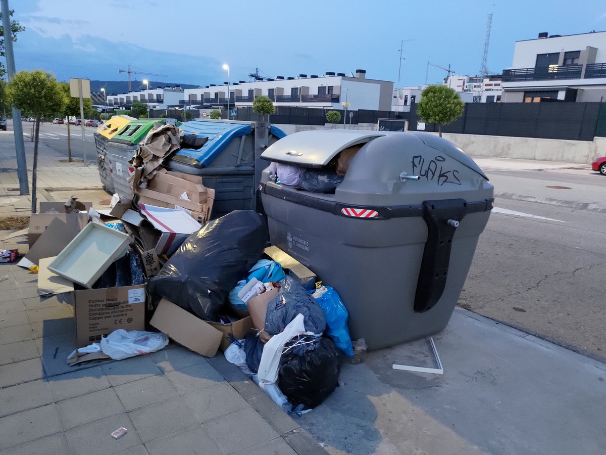 jblancoz's tweet photo. @GuadalajaraAyto esto como lo permitis????es lamentable cómo está la avenida de aguas vivas....#verguenza https://t.co/Vjfl1Vv3y6