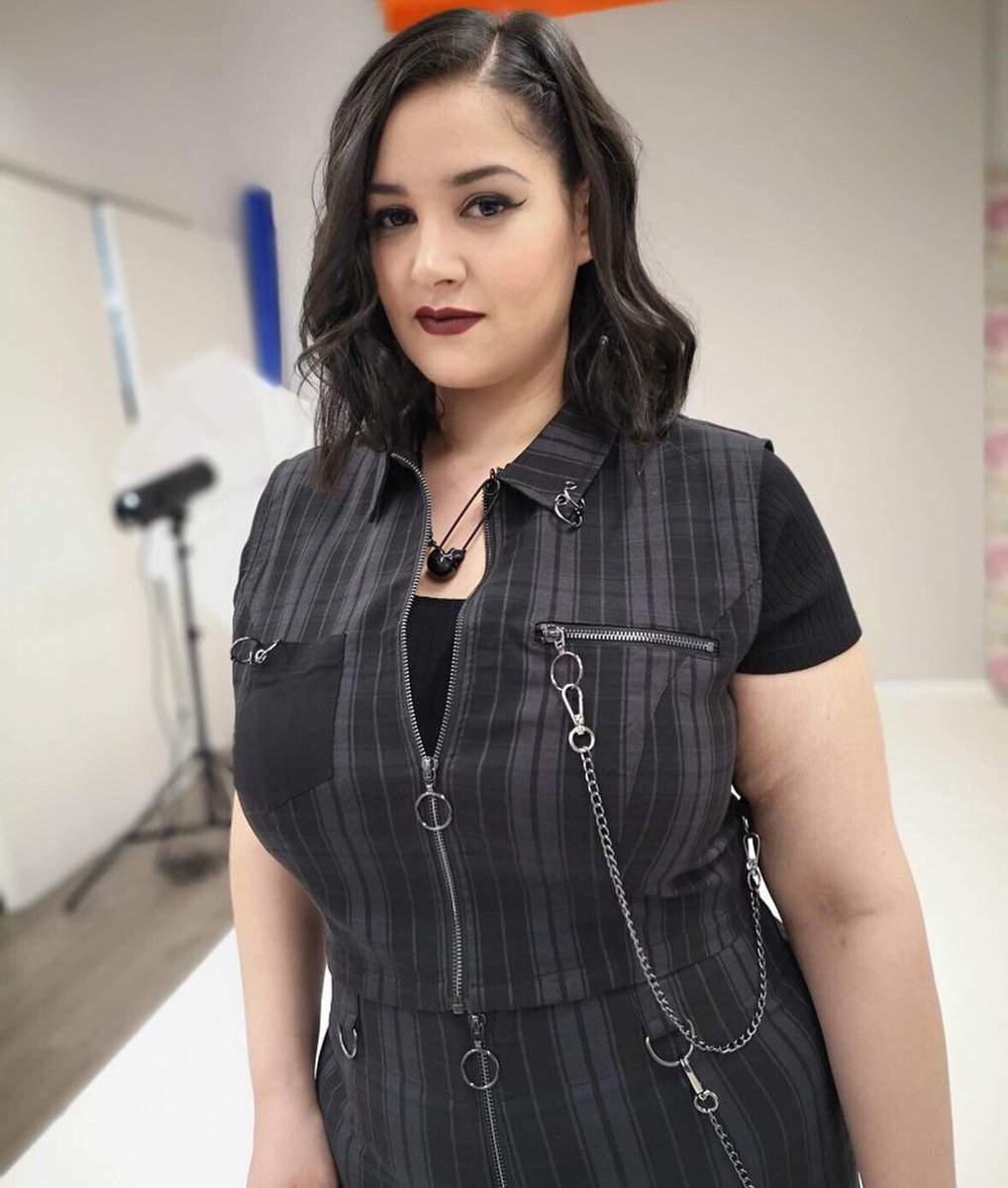 Powderpuff_Room's tweet photo. Absolutely love my @HellBunny restyle in the new Cobain collection π€β¨
#plussizemodel #plussizefashion #plussize #plussizestyle #plussizeblogger #psblogger #vintage #vintageinspired #altfashion #hellbunny #hellbunnyplussize #ootd #outfitinspiration #northamptonmodel #northampton https://t.co/RPIs2pOmR8