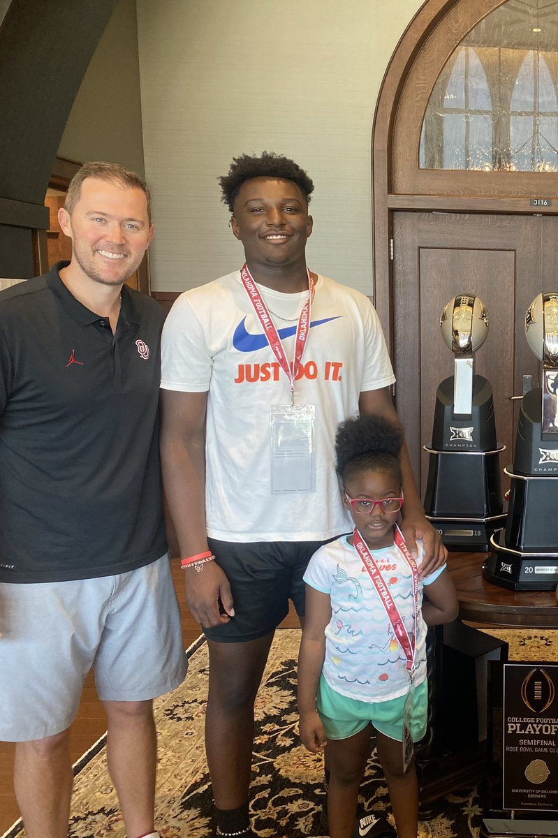 iamdavidstonejr's tweet photo. I had an wonderful time today and after a great conversation with @LincolnRiley i’m happy to announce that I have been offered a full-ride scholarship to the University of Oklahoma @CoachThibbs @Coach_Rob_J #BoomerSooner https://t.co/RMxPQKIt7f