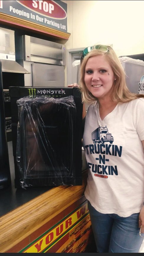 Theonlytomer's tweet photo. @amyschumer I found your doppelgänger! 😂💯 Amelia  is not only a truck driver, but a tear drop tattoo enthusiast who loves multitasking... #merica #TruckerLife #twins #Doppelgangaer https://t.co/vSzLrbuHRu