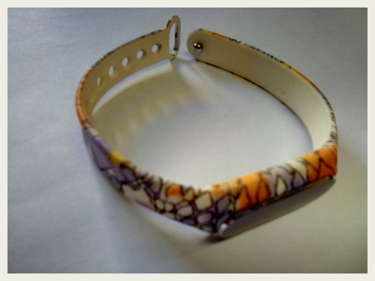 honzaporadjede's tweet photo. Ty blikající diody, kdy si můžete nastavit i barvu blikání jsou fantastické. Čas se tak stává v podání #MiBand1 relativním pojmem a při pohledu na displej čas prostě chybí. Náramek je neužívaný, spolu s 2. páskem jsem ho kdysi koupil st. synovi, který ho nepoužíval. Hezké #retro https://t.co/C932zJ0y04