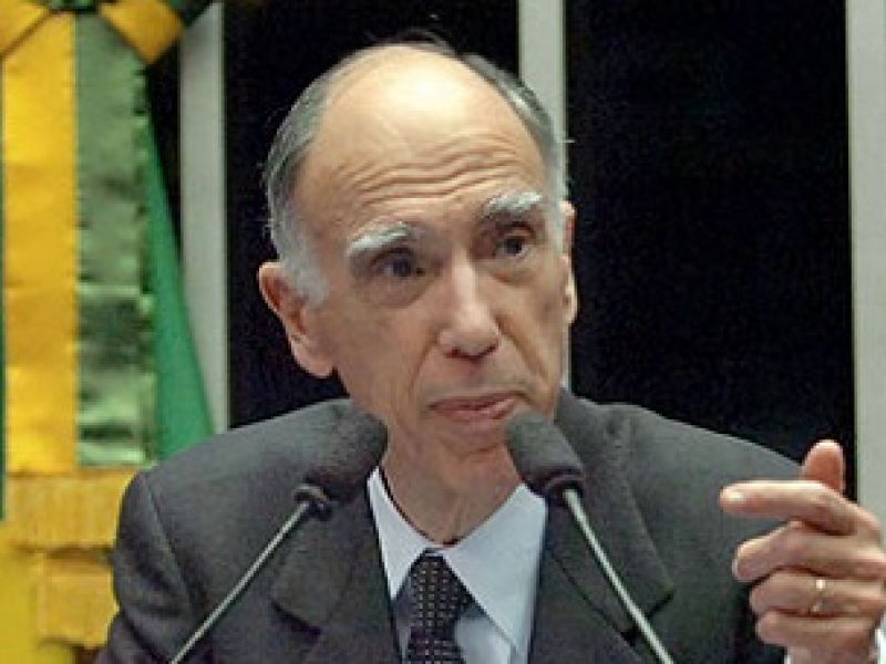 DaniloCastroMG's tweet photo. O Brasil perdeu o grande homem público, que  foi o ex-vice-presidente Marco Maciel. Tive a oportunidade de ter uma convivência bem próxima com ele nos mandatos de deputado. Católico fervoroso, reunia sempre em sua casa a bancada católica para assistir a missa. https://t.co/c9OyDNpEF5