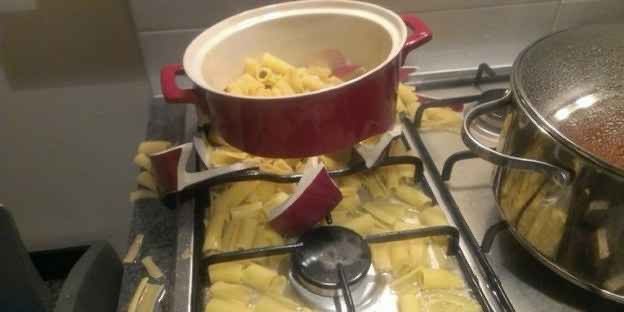 Pau no cu viu nunca acerto pra fazer um simples macarrão que se foda também