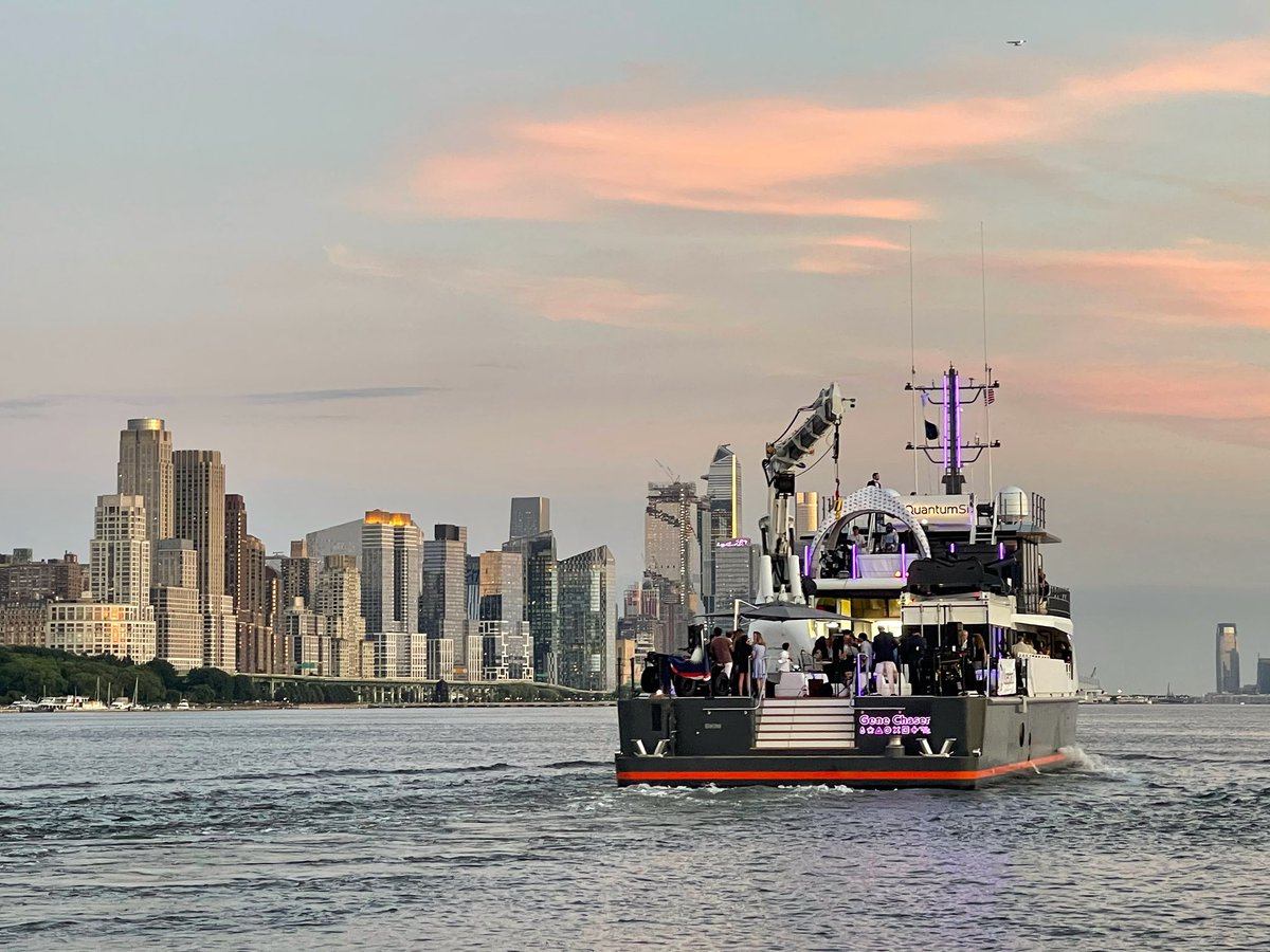 Gene Chaser on the #hudson river enjoying the #sunset. @damenyachting support vessel 
#yachtsupport #support #damen #superyacht #yachtlife