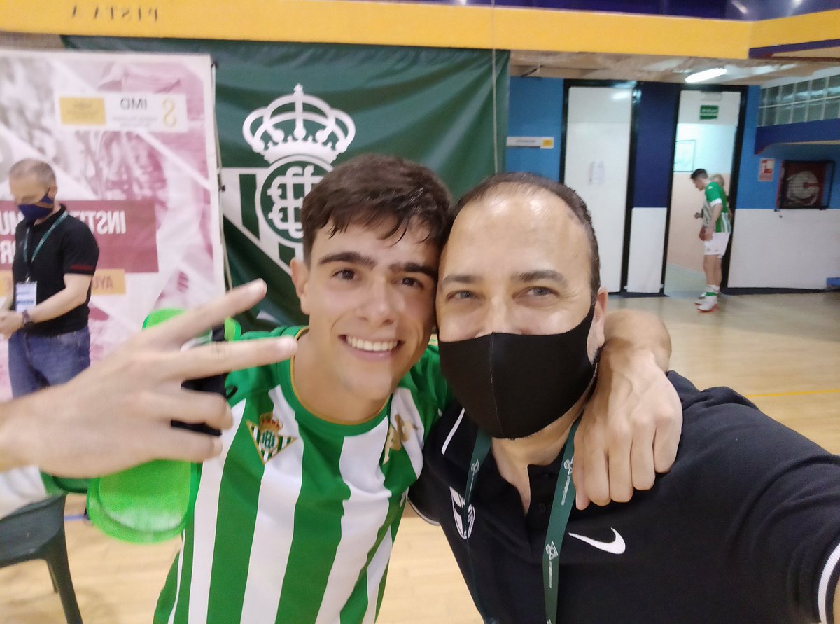 ⚽💚 🍾 A celebrar chavales <a href="/Jimiglez/">Jaime González</a> <a href="/Alvaroteroo/">Alvaro Otero</a>

🙌 Sois de Segunda @RealBetisFS con honores ‼️

#Futsal #AscensoSegunda
