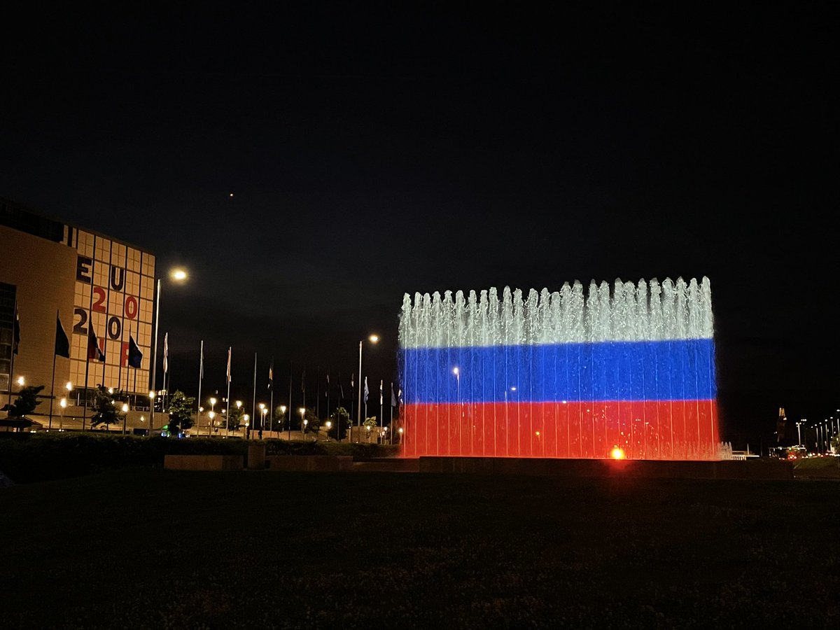 RusEmbCro's tweet image. В честь Дня России центральные фонтаны города Загреба,являющегося городом-побратимом Москвы и Санкт-Петербурга,впервые были окрашены в цвет российского флага!🇷🇺 Посмотреть на это событие собрались многочисленные соотечественники и жители города!👨‍👩‍👧‍👦

Большое спасибо @wwwzagrebhr ❣️