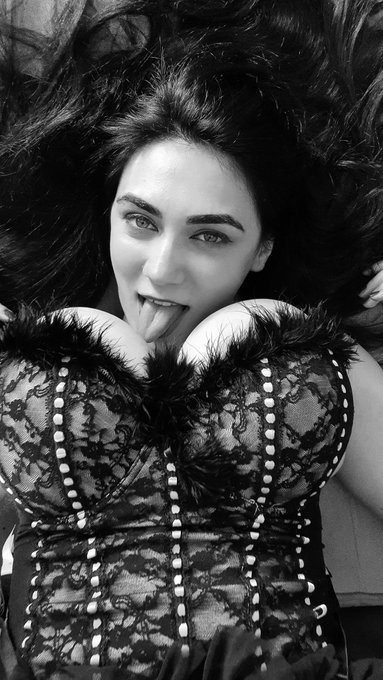 Playing mood😏 you want too?😜😜  https://t.co/rSpbMmRkek https://t.co/qppORLxirn