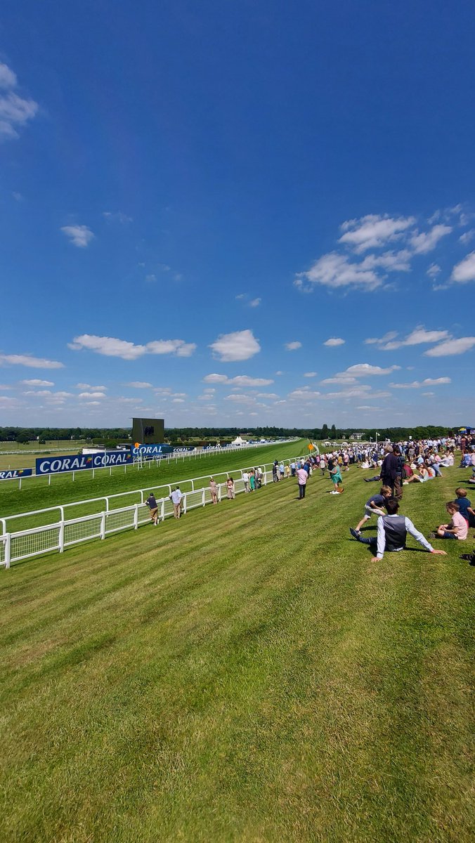 Absolutely buzzing to be back at #SandownPark! Fantastic day ☀️🏇