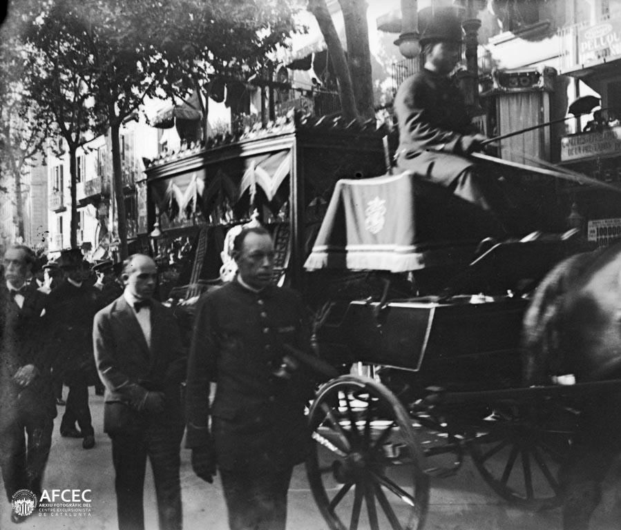 efemarq's tweet photo. Així mateix, la cavalleria de la guàrdia urbana no havia d'anar vestida de gala, i l'únic #estendard que podia precedir el pas del #taüt era la bandera de l'Associació de #Devots a Sant Josep, que era el grup de feligresos que finançava les obres de la Sagrada Família, i res més. https://t.co/a0662ont8Y