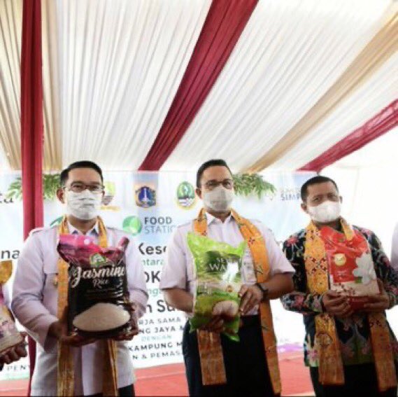 sethrift_wear's tweet photo. @_RevArm @AsepRN9 @sihenrys @gvptacandra @kompascom Ini si bapak @ridwankamil ada kok 😅 netizen mah apa apa teh suka langsung neting ahh... https://t.co/kjgE1eJ4qv