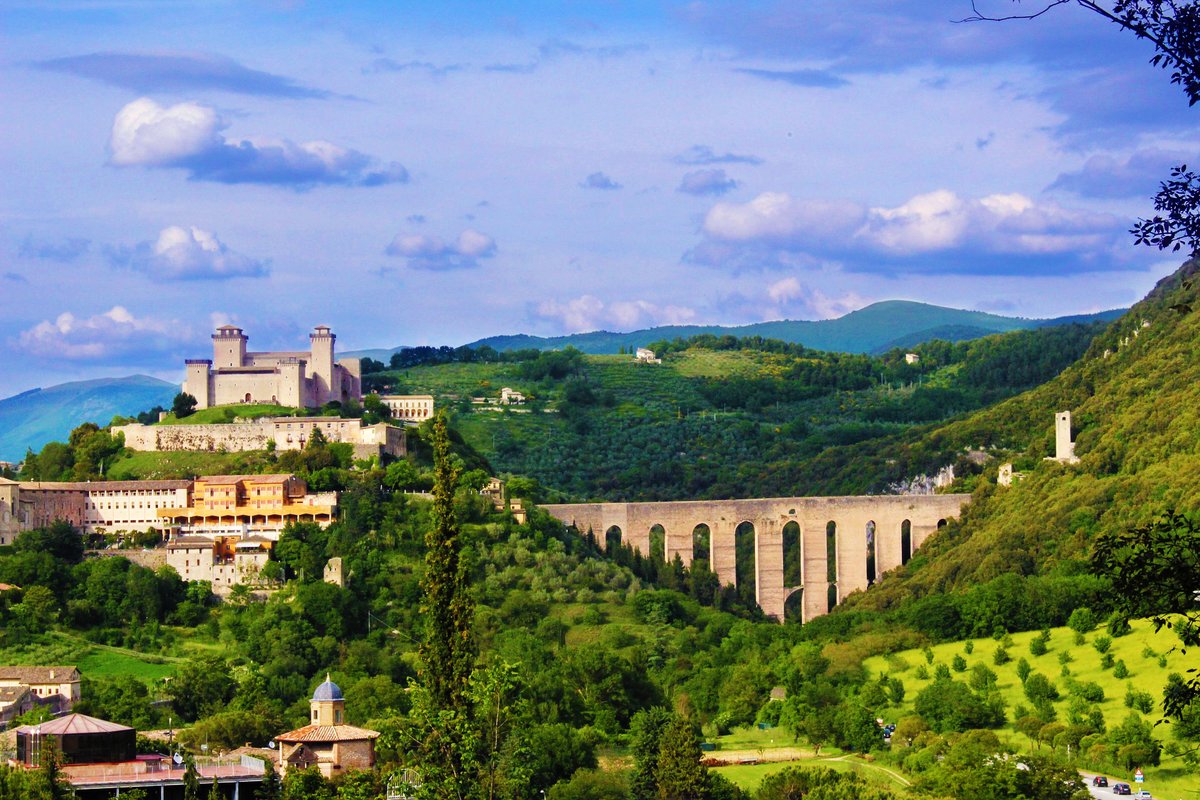 Girosole's tweet photo. The fascinating medieval town of #Spoleto, in #Umbria, with the #RoccaAlbornoz, a papal fortress, overlooking the #PonteDelleTorri (Bridge of Towers): https://t.co/4JxuATSX6h