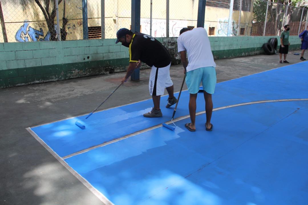 RafaelMaracay21's tweet photo. #12Jun Luego de nuestra visita a la URB. Parque Aragua, iniciamos hoy los trabajos de embellecimiento de sus espacios, miren como la comunidad se involucra y juntos estamos recuperando otra cancha deportiva 💪💪💪

¡Espacios deportivos para  nuestra Juventud !
#Aragua https://t.co/Jc9IPPFeAf