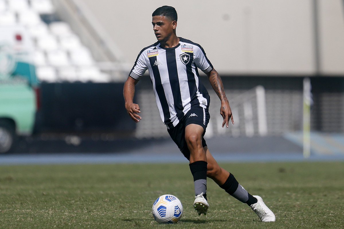 CentralBotafogo's tweet photo. VOLANTE - RAÍ (19 anos)

Vulgo Google, Raí é a 1ª opção no banco pro meio. 

Visão de jogo e técnica bem acima da média, Raí é um jogador bem completo. Com um passe consegue mudar o jogo.

Não é atoa que é taxado “como melhor jogador que já jogou com” pelo MN9.

@Raizinhoo20 https://t.co/rM2D1MEsGV