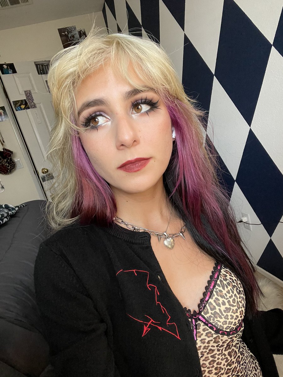 littleskitttle's tweet photo. Idk if anybody uses this still but me from the past 6 months https://t.co/UCM6DbDaaE