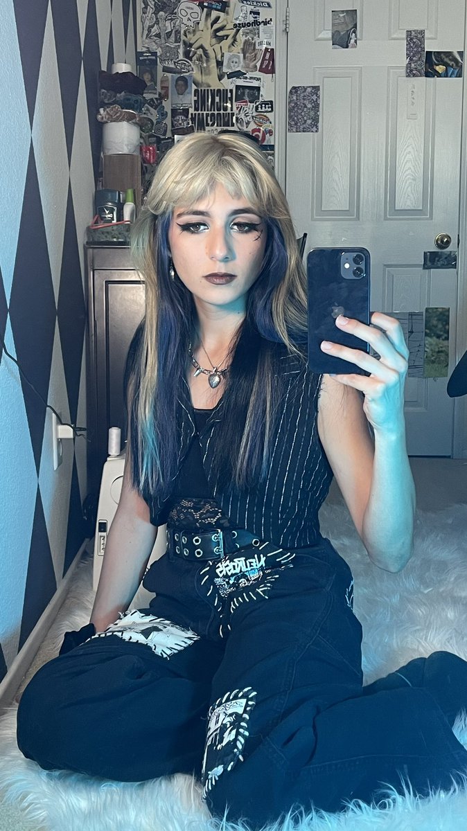 littleskitttle's tweet photo. Idk if anybody uses this still but me from the past 6 months https://t.co/UCM6DbDaaE