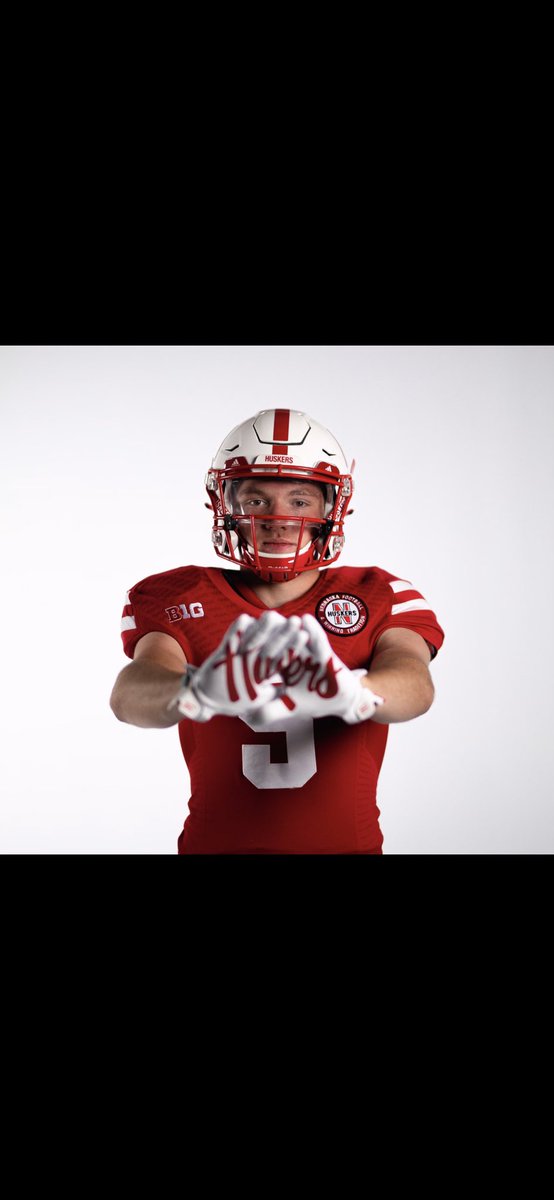 bMills_32's tweet photo. After a great workout and talk with @coach_frost I’m grateful to have received a walk-on offer to the University of Nebraska! #GBR 🔴⚪️  @CoachTFisher https://t.co/nq536yJAyj
