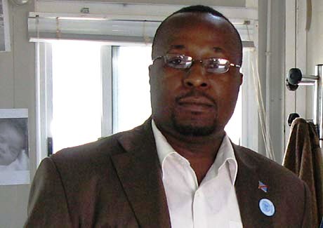 benbabunga's tweet photo. CE JOUR-LA.. 13 juin 2007, Serge Maheshe, journaliste et directeur d’antenne de la Radio Okapi/Bukavu, est abattu par 2 hommes, en pleine rue, alors qu’il discutait avec 2 amis. 14 ans après, sa famille et ses amis sont restés sur leur soif de justice par rapport à son assassinat https://t.co/eMzVMpCh1t