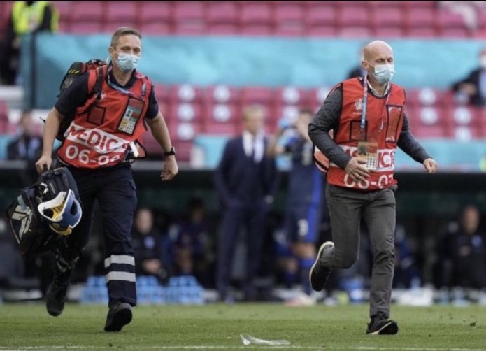 ferbotto's tweet photo. ♥️ En las mochilas de estos médicos/paramédicos viajaba la esperanza de #Eriksen 

Se llama DEA, desfibrilador externo automático, y sirve para recuperar a alguien de un paro cardíaco.

⚠️Tiene q haber un DEA en cada lugar público muy concurrido.
@mariofitzm https://t.co/avXogANlSB