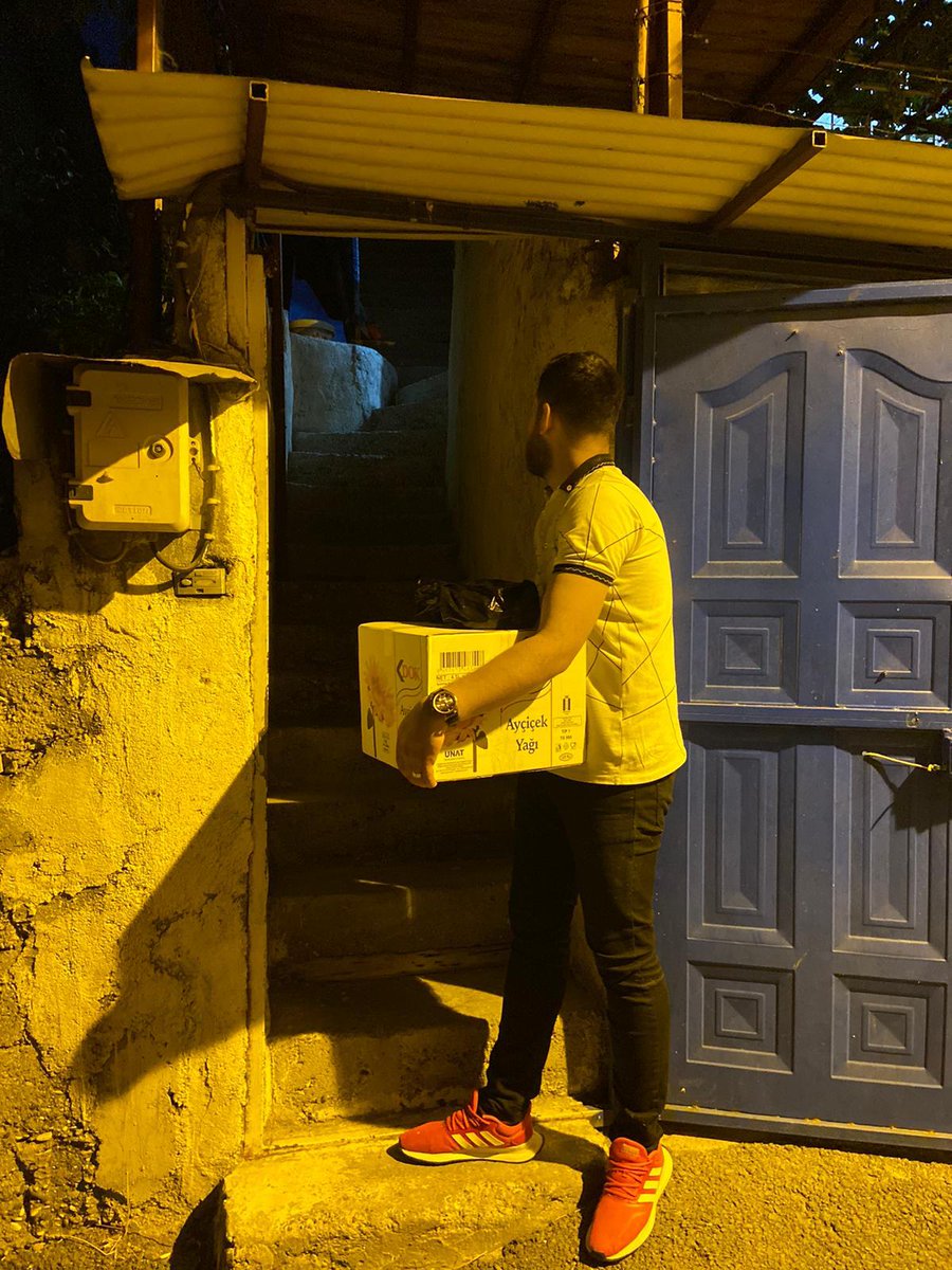 Sefkatelcileri's tweet photo. Yardımseverlerimizin Bağışlamış olduğu 10 Adet Gıda paketini 10 İhtiyaç Sahibi Aileye. 3 Adet Kurbanlığımızı 30 Pay Yaparak 30 İhtiyaç Sahibi Ailemize Ulaştırdık çok şükür. 🤲🏻 Sizler Bizi Elçi Yaptıkça Bizler Daha Çok Güzel Projeler Yapmaya Söz Verdik. ☺️ https://t.co/xx0qlIIf7A