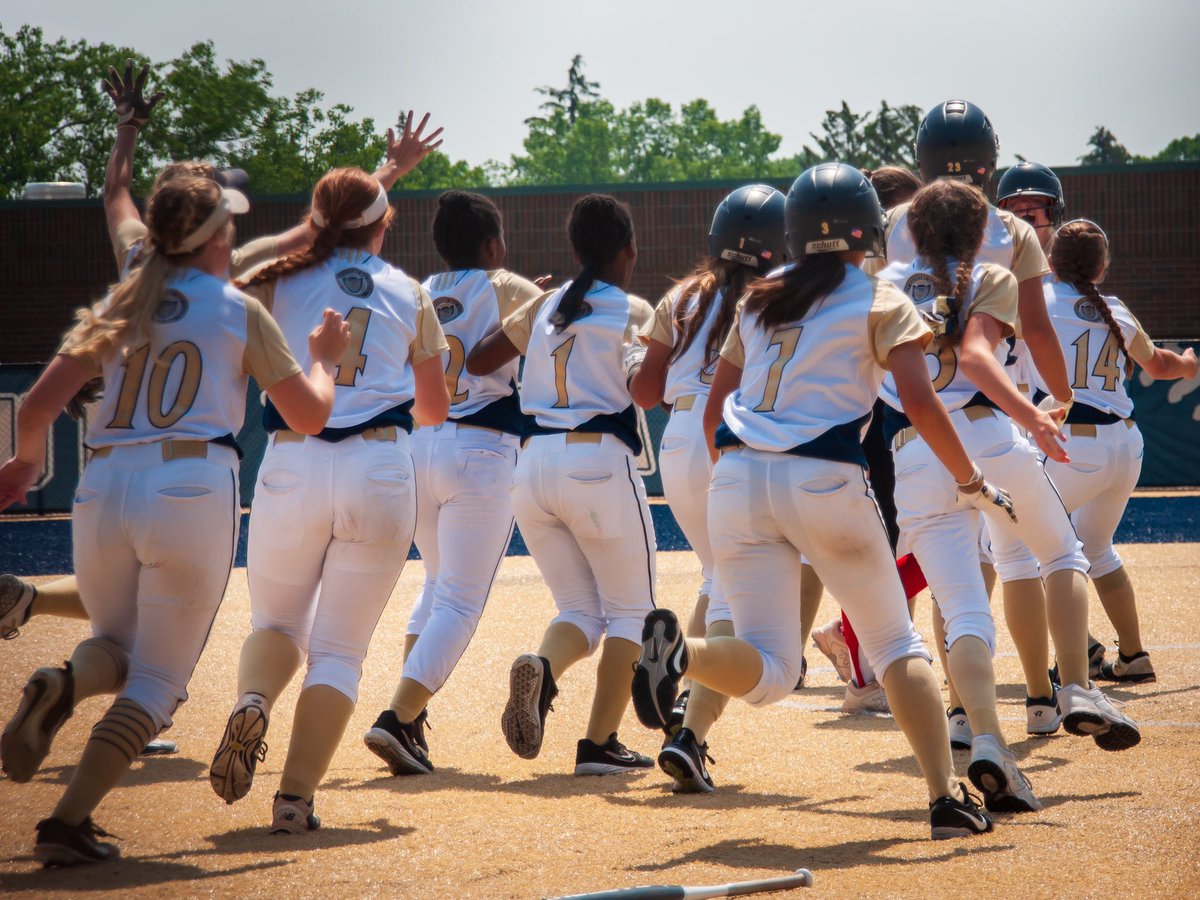 DCDS_Softball's tweet photo. REGIONAL CHAMPS 🏆🏆 
For the first time since 2010 and only the second time in the history of the program, the Lady Jackets claim the Regional title!! 🎉👏🤩 https://t.co/BKHdo2P10B