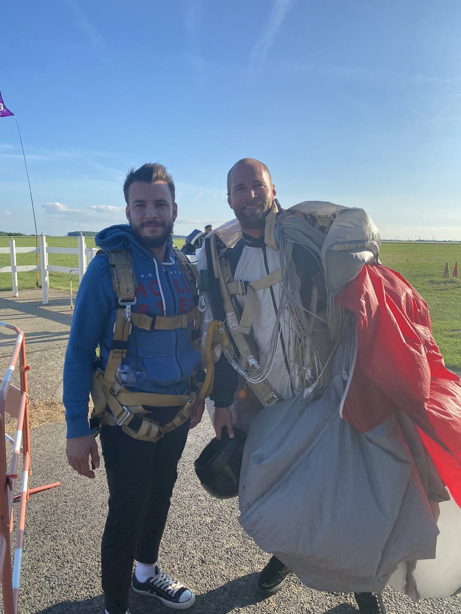 grenouille941's tweet photo. Incroyable le #sautenparachute https://t.co/tlMEMfF0bz