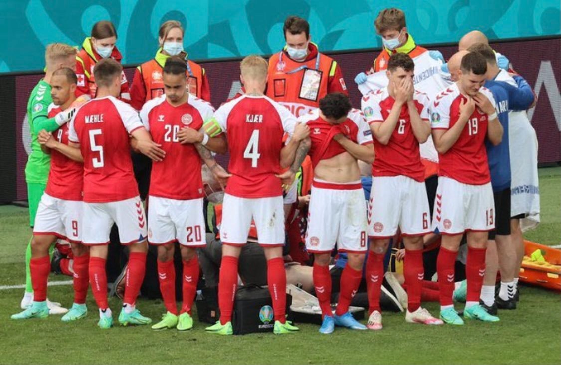 Yillar once tatilden donup final oynayan ve gönüllerde taht kuran Danimarka ..
Bugün yuregimize ve bilincaltimiza bir kez daha yerlestiniz ..
Yalniz degildin Chris, başına geleni biz de senin gibi nefes almadan izledik..
 #Eriksen